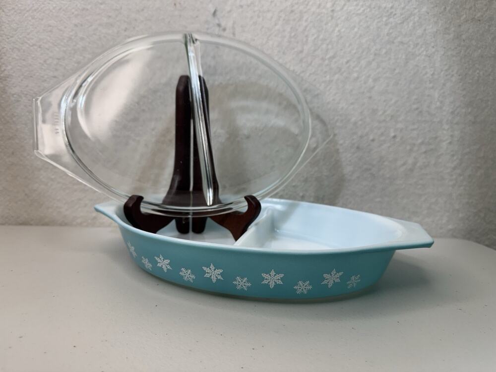 PYREX Turquoise Blue Snowflake 1-1/2 Quart Divided Casserole Dish Clear Lid VTG